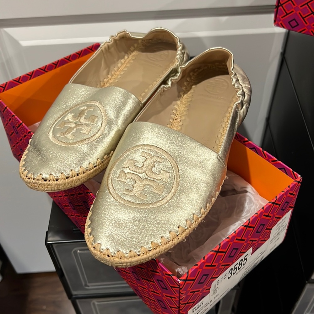 Tory Burch loafer. Gold